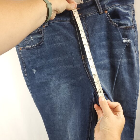 Time and Tru Stretch Ankle Mid Rise Sz 18 Blue Distressed Double Button Jeans - Picture 10 of 11